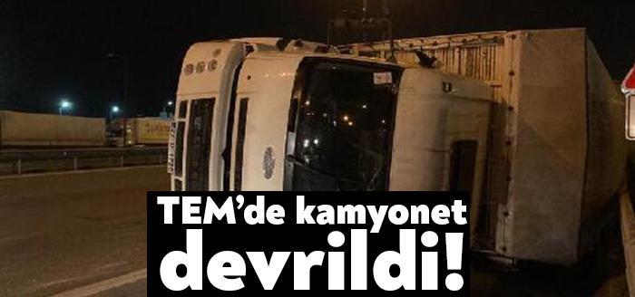 Kocaeli’nin Kartepe ilçesinde, TEM Otoyolunda hafif ticari araçla çarpışan kamyon