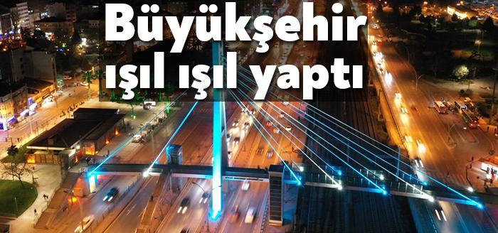 Kocaeli Büyükşehir Belediyesi, Adnan Menderes Üstgeçidi’nin yenilenen aydınlatması adeta görsel