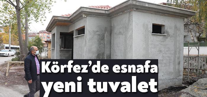 Körfez Belediyesi, Ağadere Caddesi’nde esnaf ve vatandaşların kullandığı tuvaletleri yeniliyor.