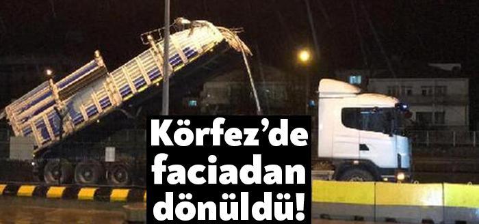 Kocaeli Körfez’de bir tırın açılan dorsesi üst geçide çarptı. Tır