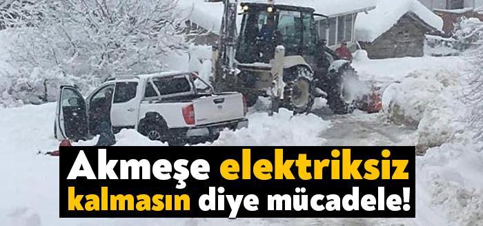 İzmit Belediyesi ekipleri, Akmeşe’de yaşanan elektrik kesintisinin giderilmesi için Sedaş