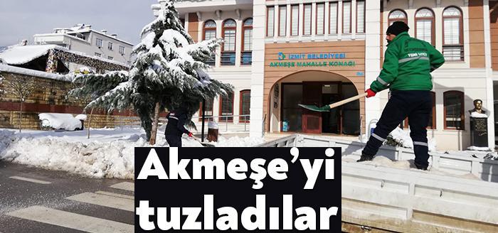 İzmit Belediyesi ekipleri, İzmit’in yüksek kesimlerinden Akmeşe’de yoğun kar nedeniyle