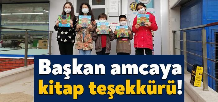 Körfez Belediye Başkanı Şener Söğüt’ün çocuklara verdiği küçük hediye, onları