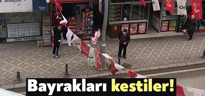CHP Derince İlçe Teşkilatı’nın astığı bayraklar kimliği belirsiz kişilerce saldırıya