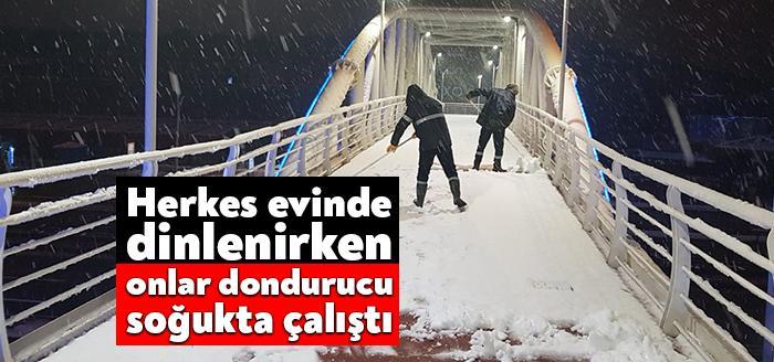 Kocaeli Büyükşehir Belediyesi Par ve Bahçeler ekipleri gece saatlerinde başlayan