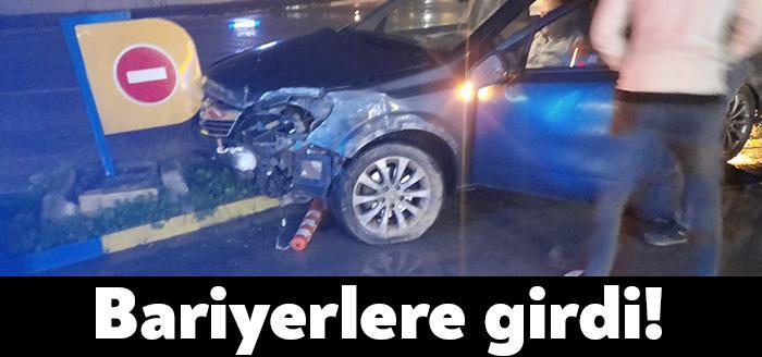 İzmit Ömer Türkçakal Bulvarında kontrolden çıkan otomobilin bariyerlere ve bir
