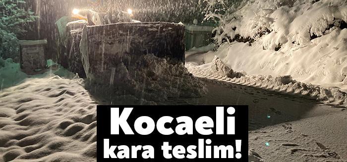 Kocaeli’nin tüm ilçeleri dün akşam şiddetini arttıran kar yağışına teslim