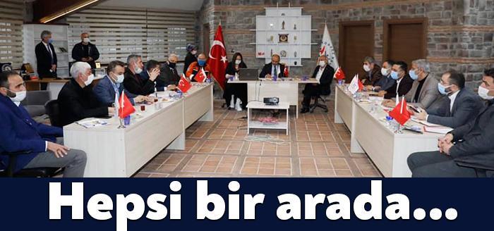 Körfez Belediye Başkanı Şener Söğüt, siyasi partilerin ilçe başkanlarıyla aynı