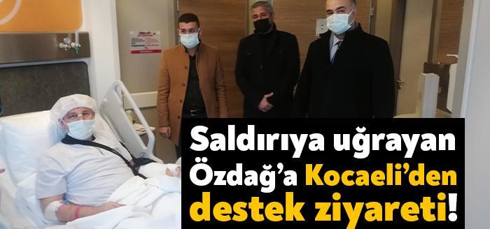 Gelecek Partisi Kocaeli Teşkilatından bir heyet evinin önünde beş kişinin