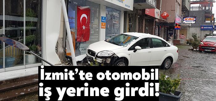 İzmit Şahabettin Bilgisu Caddesinde kontrolden çıkan otomobilin park halindeki bir
