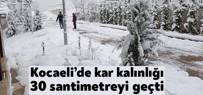Kocaeli’de iki gündür devam eden kar yağışı, kenti yeniden beyaza