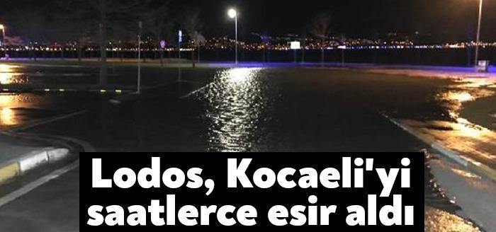 Kocaeli'de akşam saatlerinde şiddetini arttıran lodos yaşamı olumsuz etkiledi. Fırtınada