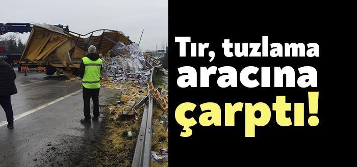 Kartepe TEM otoyolunda makarna yüklü tırın tuzlama aracına çarpması sonucu