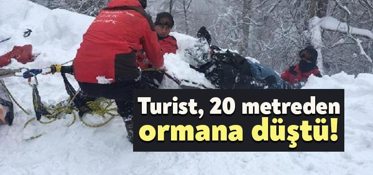 Kocaeli Kartepe Kayak Merkezi'nde yaklaşık 20 metre yükseklikten karların üzerine