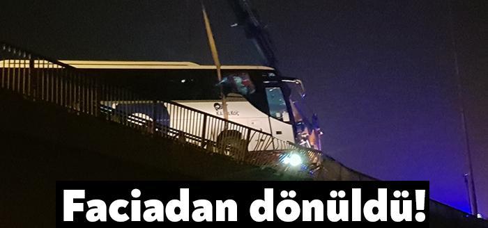 İzmit TEM otoyolunda rahatsızlanan sürücünün kontrolünden çıkarak bariyerlere çarpan yolcu