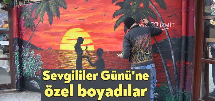 Kentin boş kalan gri duvarlarını renklendirerek vatandaşlara iç açan görseller