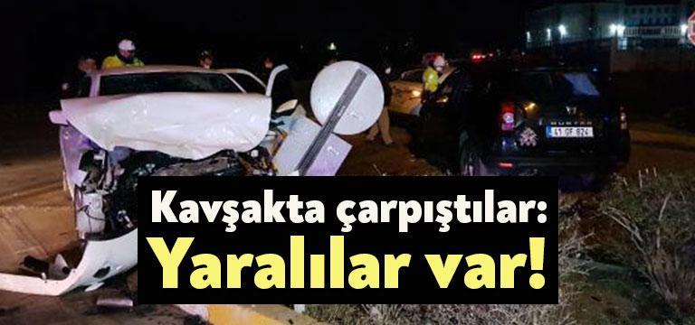 Kocaeli’de kavşakta kafa kafaya çarpışan otomobillerin savrularak kavşakta bekleyen cipe