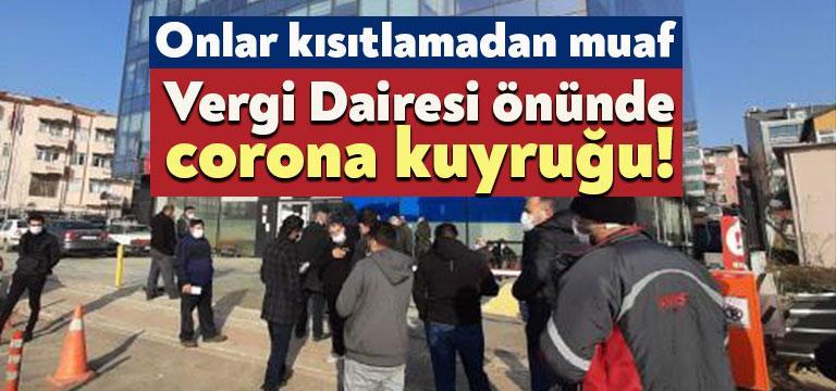 Kısıtlamadan muaf olan vatandaşlar vergi dairelerinde metrelerce kuyruk oluşturdu