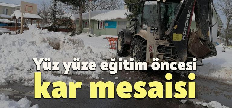 İzmit Belediyesi yüz yüze eğitim öncesi Balören İlkokulu’nda kar mesaisi