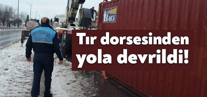 Kandıra yolu üzerinde devrilen konteyner trafik güvenliğini tehlikeye atarken devriye