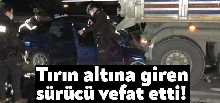 Kocaeli'nin Kartepe ilçesinde yoğunlaşan trafikte yavaşlayan tıra çarparak altına giren