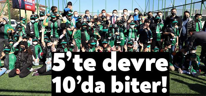 Özellikle kırsal mahallelerde çocuklarla buluşan Büyükşehir ekipleri, Kocaelispor forması, kale