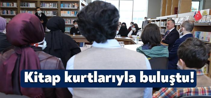 Başkan Büyükakın, Kütüphane Haftası nedeniyle Kocaeli Büyükşehir Belediyesi Halk Kütüphanesi’nde
