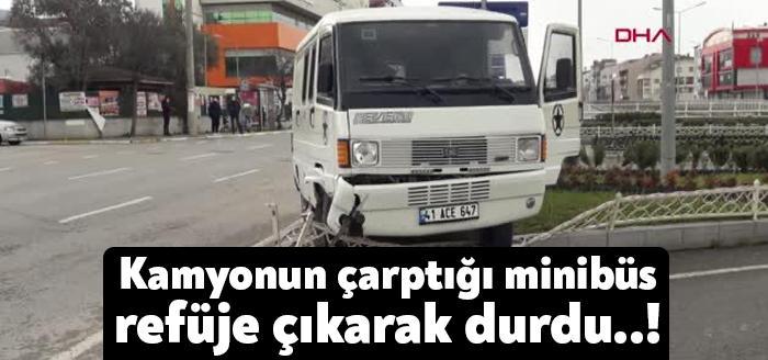 Kamyonun çarptığı minibüs orta refüje çıktıKOCAELİ'nin Körfez ilçesinde kamyonla çarpışan