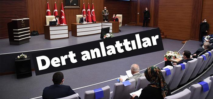 Vali Seddar Yavuz, Halk Günü’nde vatandaşlarla bir araya gelmeye devam ediyor.