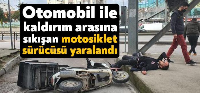 Kocaeli'nin Körfez ilçesinde meydana gelen trafik kazasında kaldırım ile otomobil
