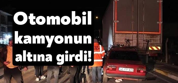 Kartepe Köseköy’de kontrolden çıkarak park halindeki kamyonun altına giren otomobilin