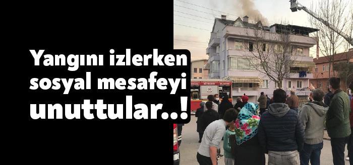 Kocaeli'nin İzmit ilçesinde bir binanın çatı katında çıkan yangın, itfaiye