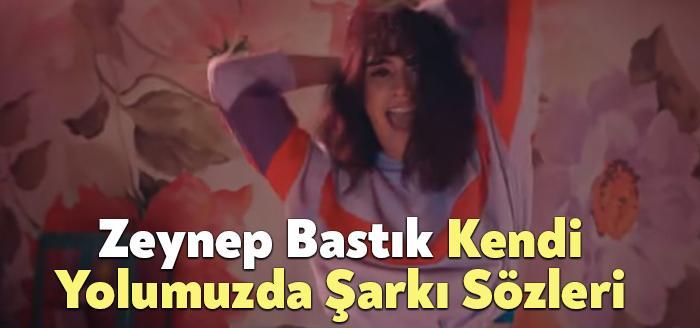 Zeynep Bastık Kendi Yolumuzda Şarkı Sözleri, dinleyiciler tarafından merak ediliyor.