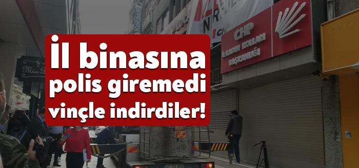 Cumhuriyet Halk Partisi (CHP) Kocaeli İl Binası'na asılan 128 milyar
