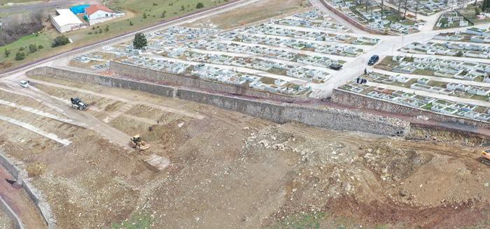 Kocaeli Büyükşehir Belediyesi, Körfez ilçesi İlimtepe mezarlığında taş duvar imalatı