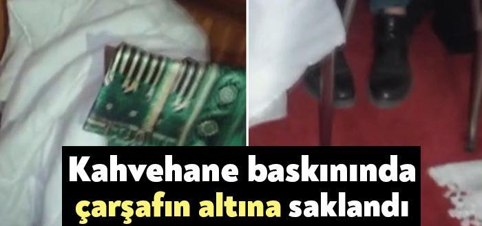 Kocaeli'nin Kartepe ilçesindeki kahvehaneye baskın düzenleyen polis, 18 kişiye koronavirüs tedbirlerine uymadıkları için ceza kesti. Yere oturup,