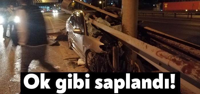 Körfez D-100 karayolunda kontrolden çıkarak bariyerlere saplanan otomobilin sürücüsü ağır