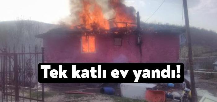 Kocaeli'nin Körfez ilçesinde, tek katlı ev çıkan yangında kullanılmaz hale