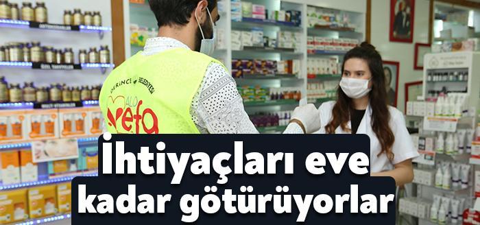 Derince Belediyesi Alo Vefa Hattı ekipleri kendilerine ulaşan vatandaşlara temel