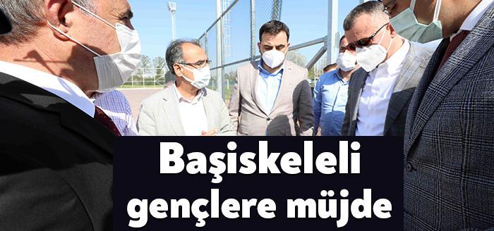 Başiskele’de yapılan Kullar Spor Tesisleri’nde yapılan suni çim sahasındaki çalışmayı
