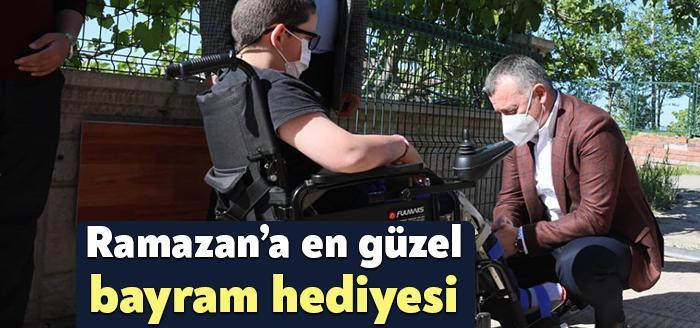 Kocaeli Büyükşehir Belediyesi’nin uzun yürüme ortezi desteği verdiği ağır engelli