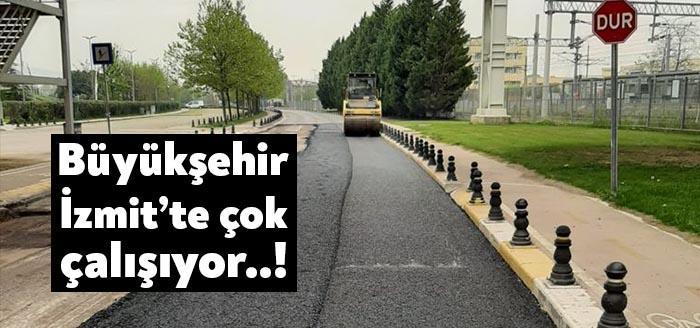 Tam kapanma günlerinde Büyükşehir Belediyesi Fen İşleri ekipleri, İzmit İlçesinde