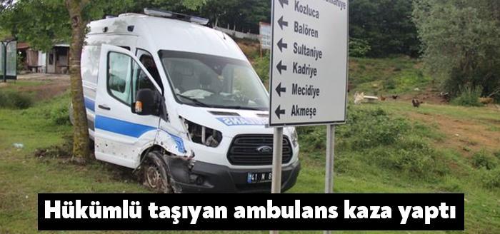 Kocaeli’de hükümlü taşıyan ambulans ile otomobilin çarpışması sonucu meydana gelen