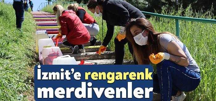 İzmit Belediyesinin merdiven boyama çalışmalarına destek veren vatandaşlar da eline