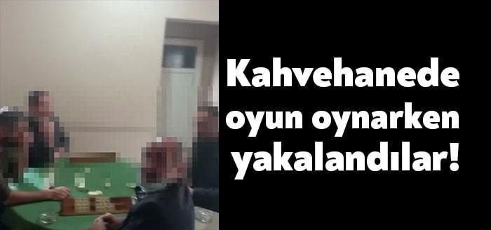 Gölcük’te bulunan bir kahvehanede sokağa çıkma kısıtlaması ve koronavirüs tedbirlerini