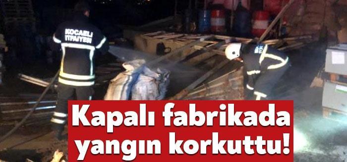 Kocaeli'nin Kartepe ilçesinde kapalı bulunan parke fabrikasındaki birikmiş talaşlardan yangın