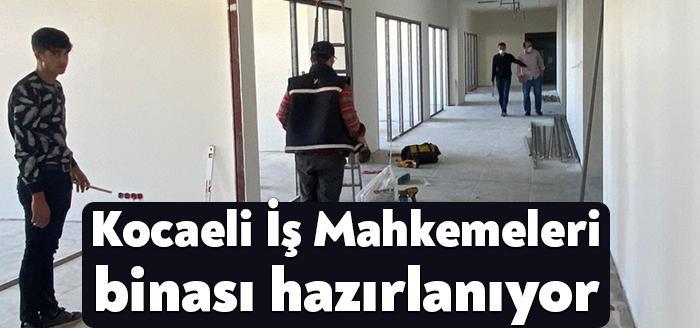 Kocaeli İş Mahkemeleri’nde zeminde seramik döşeme imalatları devam ederken alüminyum