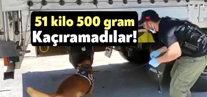Kocaeli'de, polis ekiplerince durdurulan TIR’da gizlenen 51 kilo 500 gram