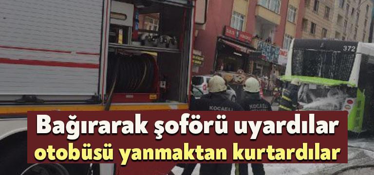 Kocaeli'nin Gebze ilçesinde, balkonlarda bulunan vatandaşlar, otobüsün motorundan yükselen dumanı