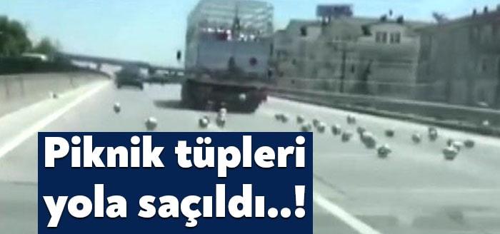 Kocaeli'de seyir halindeki kamyonun kasasının kapısı açılınca piknik tüpleri yola
